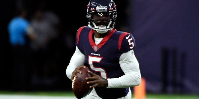Houston Texans quarterback Tyrod Taylor (5) looks to throw a pass against the Tampa Bay Buccaneers during the first half of an NFL preseason football game Saturday, 8월. 28, 2021, 휴스턴. (AP 사진/저스틴 렉스)