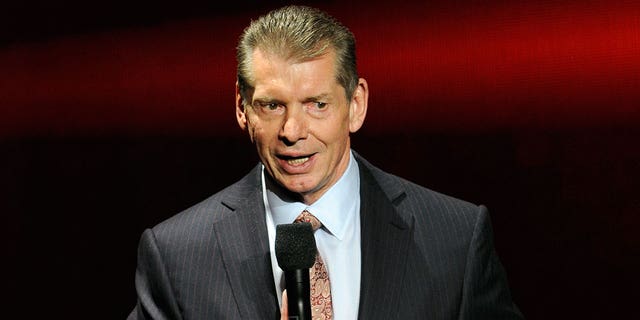 رئيس مجلس إدارة WWE والرئيس التنفيذي فينس مكماهون.
