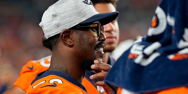 Denver Broncos outside linebacker Von Miller watches from the sidelines during the second half of an NFL preseason football game against the Los Angeles Rams, 토요일, 8월. 28, 2021, 덴버. (AP Photo/Jack Dempsey)