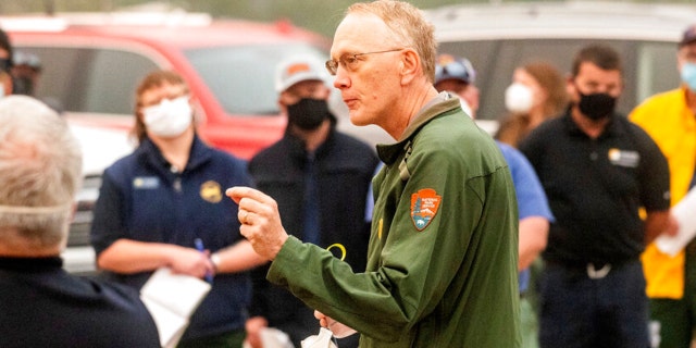 Sequoia and Kings Canyon National Parks Superintendent Clay Jordan speaks with firefighters battling the KNP Complex Fire during a morning briefing in Tulare County, 칼리프., 목요일에, 씨족. 16, 2021. Jordan discussed the need to protect the parks' giant sequoia trees from high-intensity fire in the upcoming days.