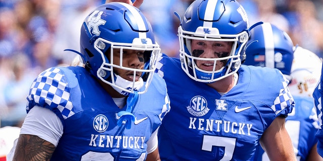 Il quarterback del Kentucky Will Levis (7) celebrates a Chris Rodriguez Jr. (24) touchdown during the first half of an NCAA college football game against Louisiana-Monroe in Lexington, Ky., Sabato, Sett. 4, 2021. (AP Photo/Michael Clubb)