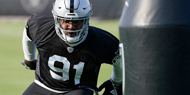 In this uesday, 유월 15, 2021, 파일 사진, Las Vegas Raiders defensive end Yannick Ngakoue takes part in a drill during an NFL football practice in Henderson, Nev. The Raiders bolstered the pass rush with the addition of edge rusher Ngakoue and defensive tackle Quinton Jefferson and added help in the secondary in veteran cornerback Casey Hayward and rookie safety Tre'von Moehrig. (AP 사진 / John Locher, 파일)