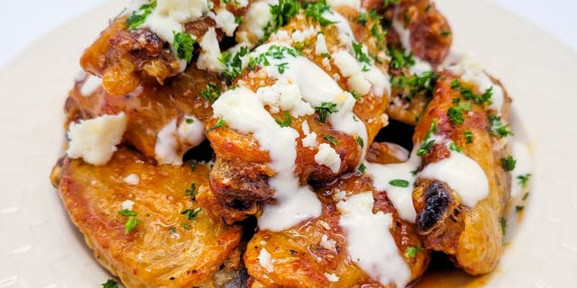 Trendgredient.com's Alea Chappell shares her crispy chicken wing recipe with Fox News.