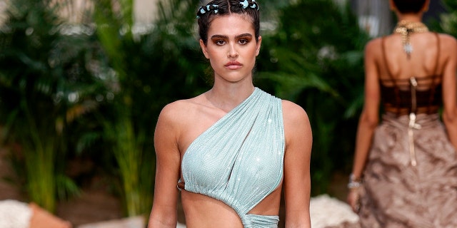 Amelia Gray Hamlin walks the runway for Bronx and Banco during NYFW: The Shows at Terrace at Spring Studios on September 08, 2021 En nueva york.