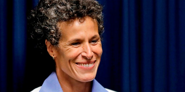 在这个四月 26, 2018 档案照片, Bill Cosby accuser Andrea Constand smiles as she listens during a news conference after Cosby was found guilty in his sexual assault retrial in Norristown, 好. Constand has penned a memoir out Tuesday, 九月. 7, 2021, that offers a view from her seat at the center of the high-profile #MeToo case. "The Moment" debuts amid a stunning turn of events in the case. Prosecutors must decide this month whether to ask the U.S. Supreme Court to reverse a decision that freed Cosby in June after nearly three years in prison. (AP Photo/Matt Slocum, 文件)