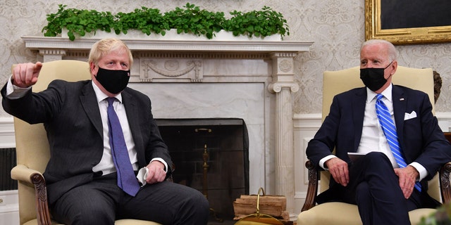 Le président américain Joe Biden (à droite) tient une réunion bilatérale avec le Premier ministre britannique Boris Johnson au bureau ovale de la Maison Blanche à Washington, DC, le 21 septembre 2021. (Photo de Nicholas Kamm / AFP) (Photo de NICHOLAS KAMM/AFP via Getty Images) 