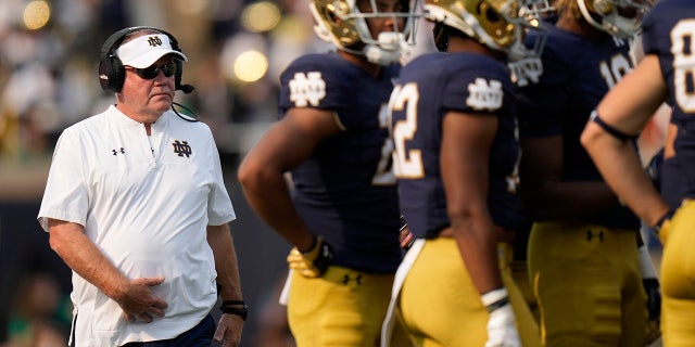 O treinador principal do Notre Dame, Brian Kelly, vai para um comício enquanto seu time enfrenta o Toledo na segunda metade de um jogo de futebol americano universitário da NCAA em South Bend, Indiana, no sábado, 11 de setembro de 2021. Notre Dame venceu por 32-29.