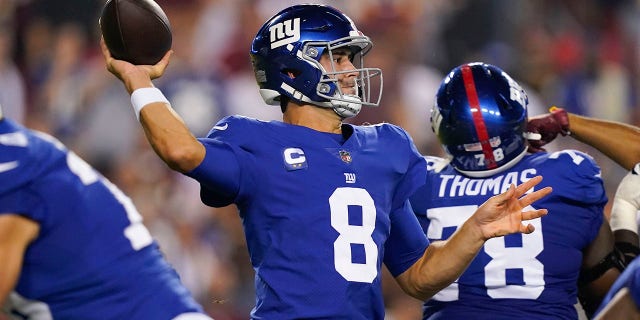 Le quart-arrière des Giants de New York Daniel Jones lance le ballon au cours de la première mi-temps contre l'équipe de football de Washington le 16 septembre 2021 à Landover, Maryland.