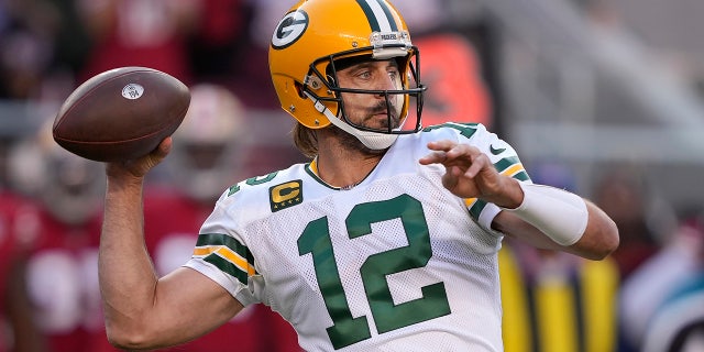 El mariscal de campo de los Green Bay Packers, Aaron Rodgers, pasa contra los 49ers de San Francisco durante la primera mitad de un juego en Santa Clara, California, el 26 de septiembre de 2021. 