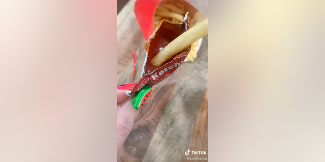 Mom's viral, mess-free ketchup packet hack solves eating French fries on the go