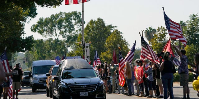 A hearse carrying the body of United States Marine, Lance Cpl. Kareem M. Nikoui makes its way among the main thoroughfare Friday, 九月. 17, 2021, in Norco, 牛犊. Nikoui along with ten additional Marines, one Navy corpsman and one soldier were killed Aug. 26, 2021, as the result of an enemy attack while supporting evacuation operations outside the Hamid Karzai International Airport Kabul, 阿富汗. (AP Photo/Marcio Jose Sanchez)