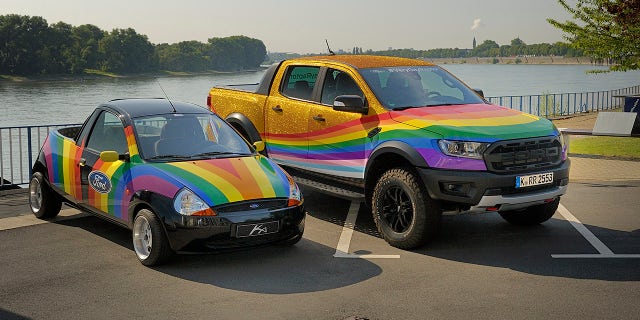 Nel 1998, Ford trasformò una piccola Ka in un pickup arcobaleno per fare una dichiarazione contro la discriminazione.