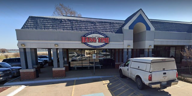 Hang Time Sports Bar and Grill in Rowlett, Texas, enforces a "no masks allowed" policy.