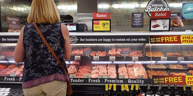 CHICAGO, ILLINOIS - JUNE 10: A customer shops for meat at a supermarket on June 10, 2021 en Chicago, Illinois. Inflation rose 5% in the 12-month period ending in May, the biggest jump since August 2008. Food prices rose 2.2 percent for the same period.  (los trabajadores examinan a los pasajeros en el Aeropuerto Internacional O'Hare en noviembre)