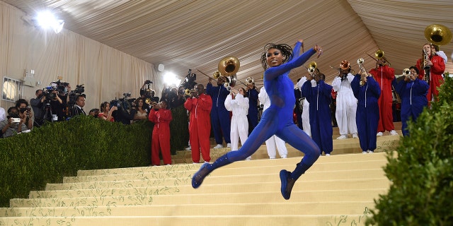 Nia Dennis and the Brooklyn United marching band attend The Metropolitan Museum of Art's Costume Institute benefit gala celebrating the opening of the "In America: A Lexicon of Fashion" exhibition on Monday, 九月. 13, 2021, 在纽约.