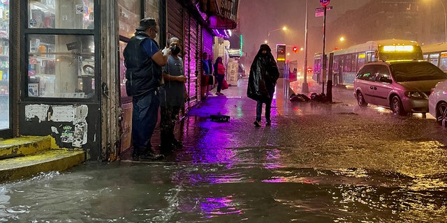 Люди пробираются под дождем из-за остатков урагана Ида 1 сентября 2021 года в районе Бронкс в Нью-Йорке. (Getty Images)