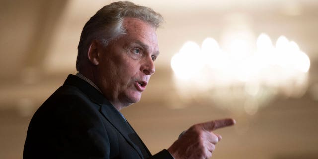 In this Wednesday, 9月. 1, 2021, ファイル写真, Virginia Democratic gubernatorial candidate Terry McAuliffe addresses the Virginia FREE Leadership Luncheon in McLean, バージニア. (AP Photo/Cliff Owen, ファイル)