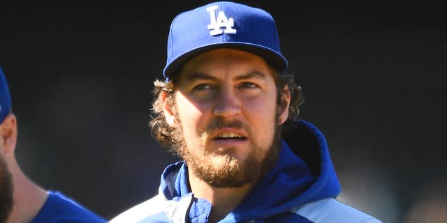 El lanzador de los Dodgers de Los Ángeles, Trevor Bauer, #27, asiste a un juego de la MLB entre los Dodgers de Los Ángeles y los Gigantes de San Francisco el 23 de mayo de 2021 en Oracle Park en San Francisco.