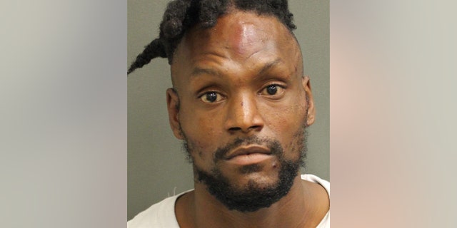McClish was being held at the Orange County Jail without bond after ambushing two police officers early Saturday, owerhede gesê.
