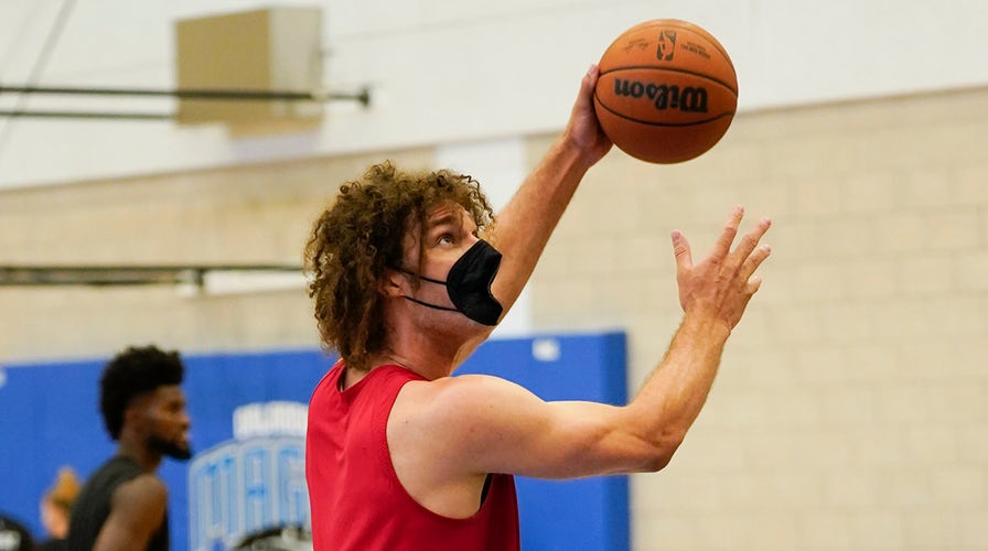 1-on-1 with Robin Lopez's Mom 