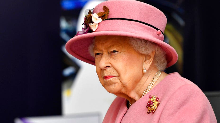 Queen Elizabeth cancels traditional pre-Christmas lunch with royal family amid U.K. COVID surge: source