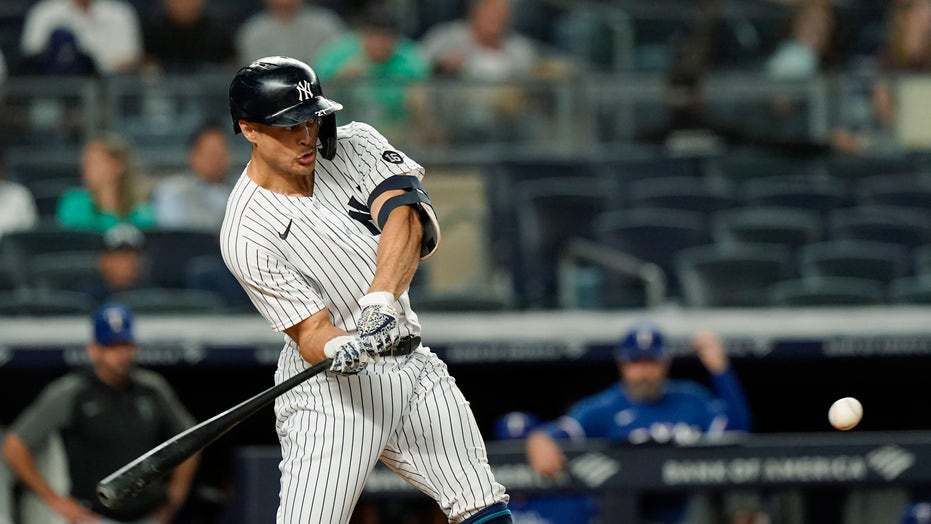 Yankees power past Rangers 7-1 to keep pace in playoff race