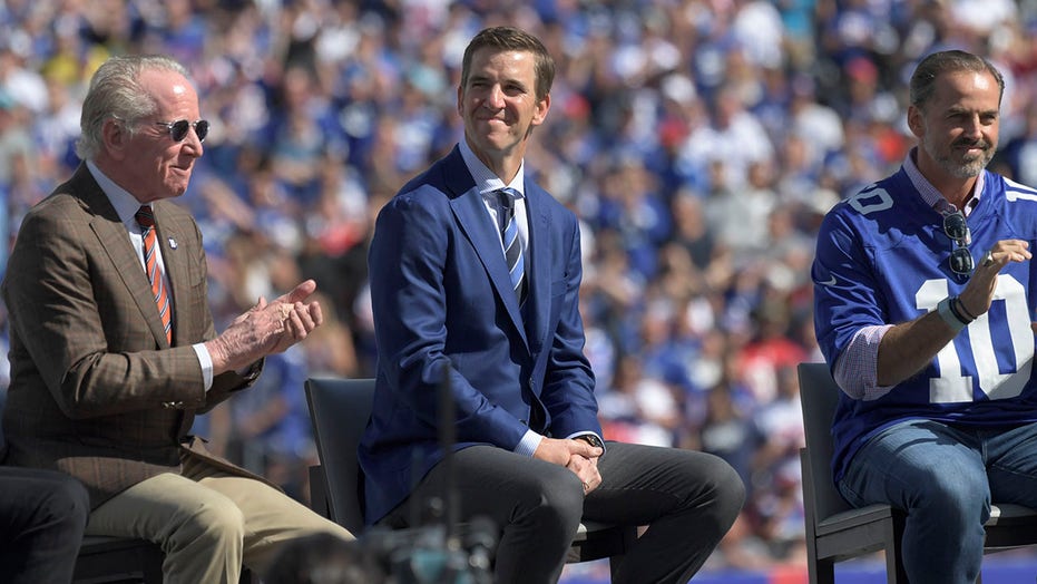 Eli Manning recreates David Tyree Super Bowl moment during Giants ceremony