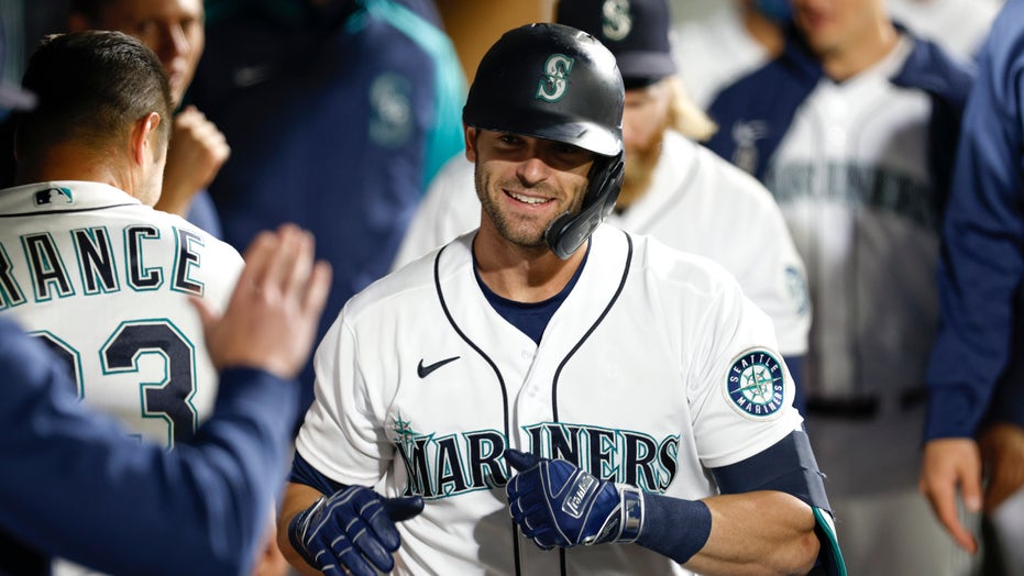 Haniger’s homer helps M’s beat A’s 4-2, close in wild card