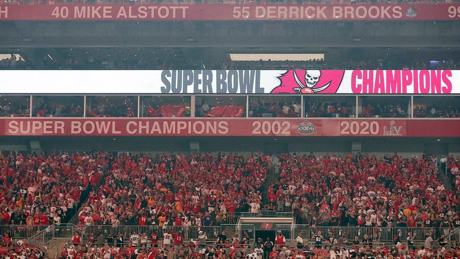 Bucs unveil Super Bowl signage before Week 1 game vs. Cowboys