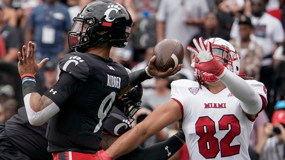 Desmond Ridder, No. 8 Cincinnati beat Miami of Ohio 49-14 | Fox News