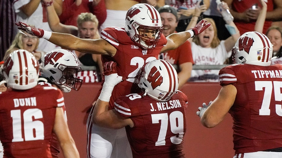 Mellusi powers No. 18 Wisconsin past Eastern Michigan 37-7