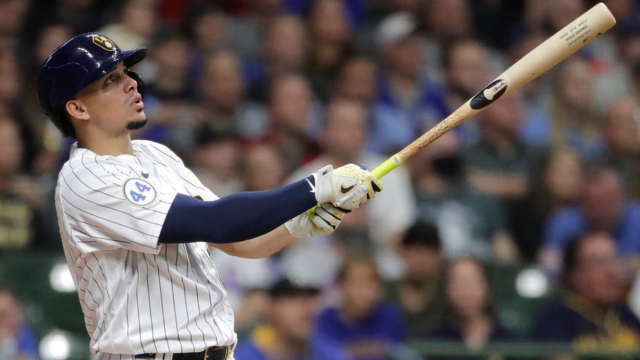 Brewers hit 3 HRs, get strong outing from Lauer to down Mets