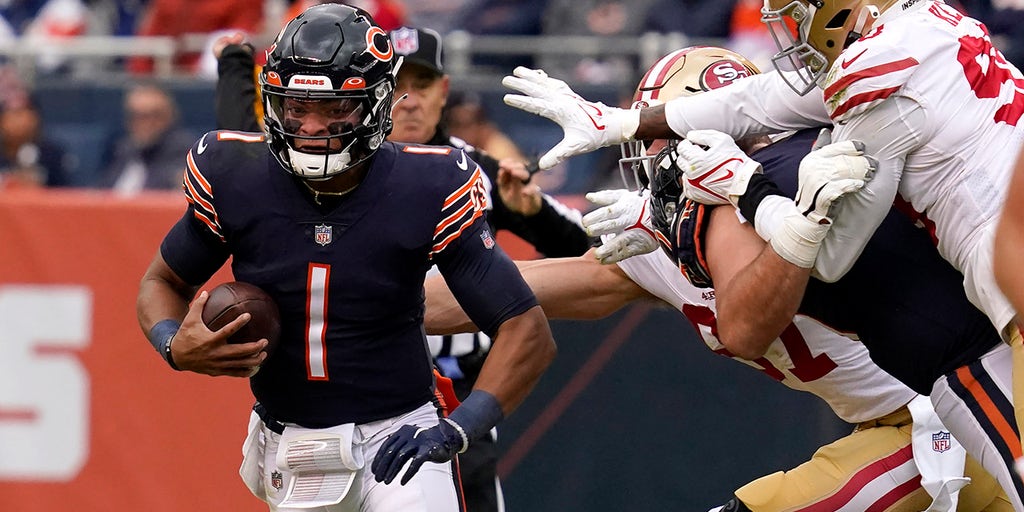 QB Justin Fields sputtering as Bears trail 49ers 7-0 at halftime