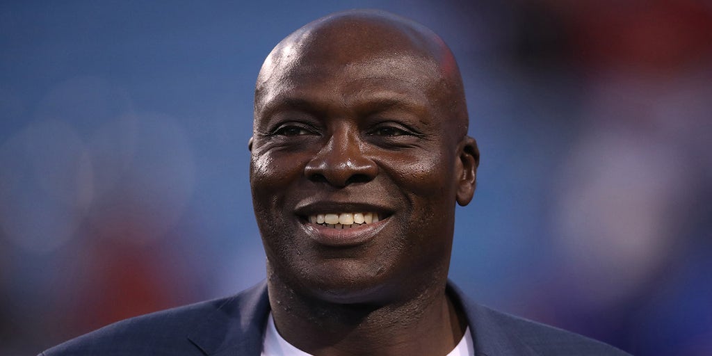 Buffalo Bills great Bruce Smith shows off his impressive QB cemetery - ESPN