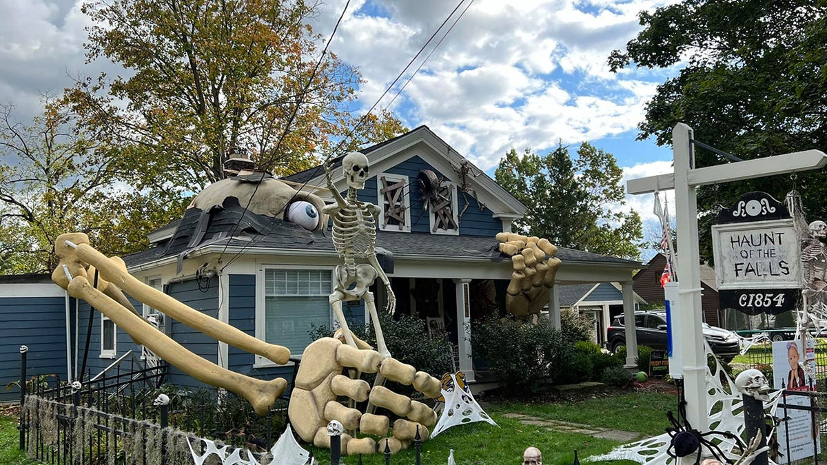Massive Halloween skeleton as large as a house becomes viral ...