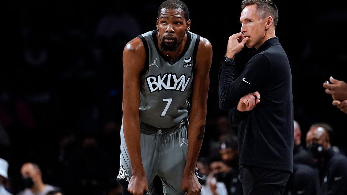 Kevin Durant talks to Steve Nash