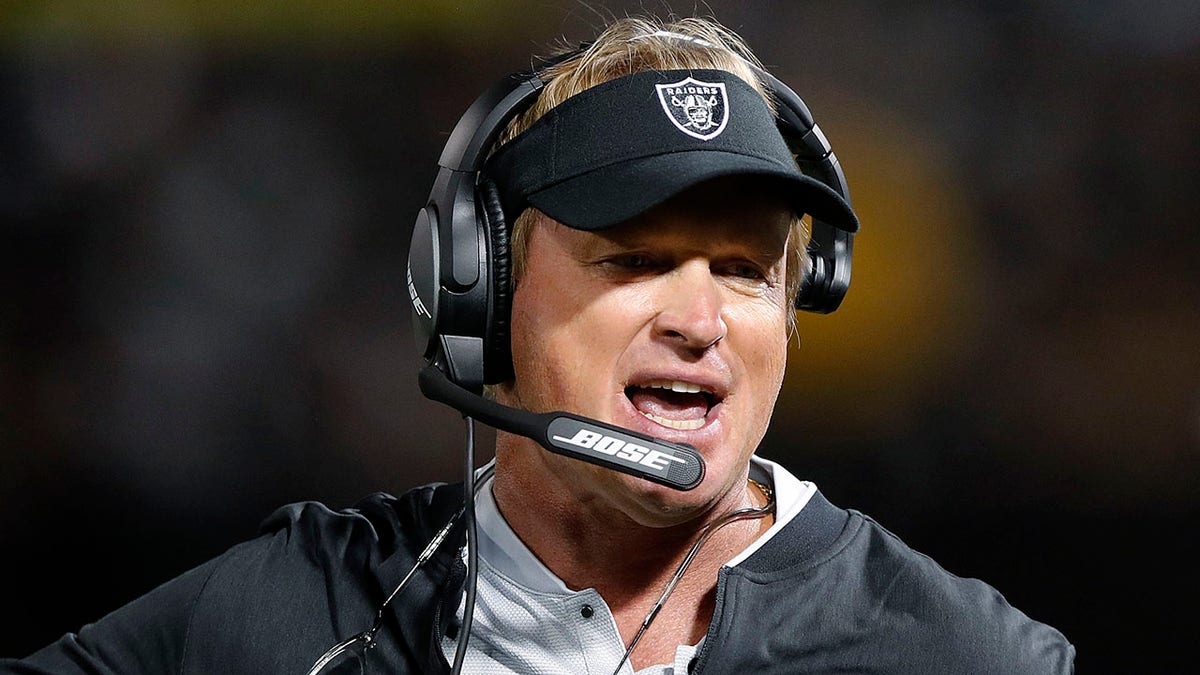 Jon Gruden coaching Raiders