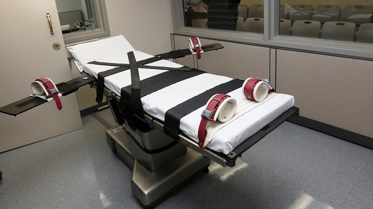 A gurney in the the execution chamber at the Oklahoma State Penitentiary in McAlester, Okla. (AP Photo/Sue Ogrocki, File)