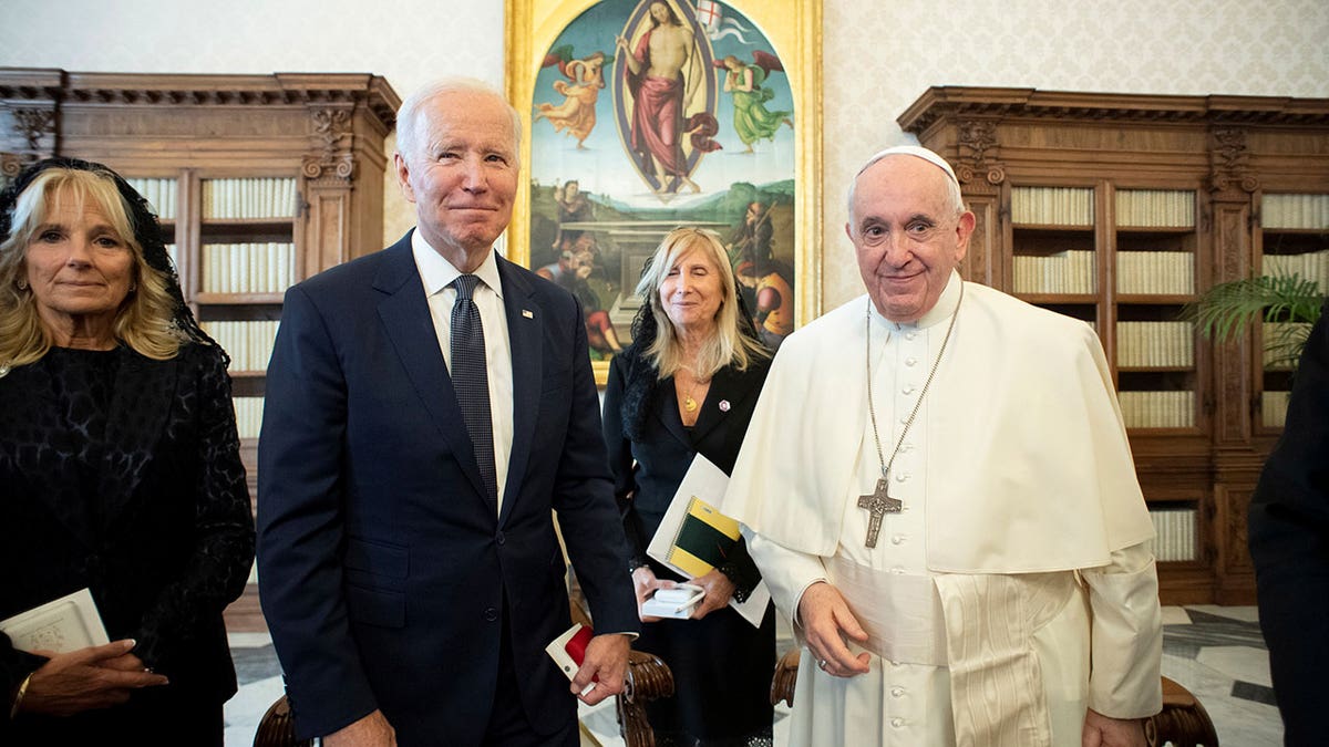 BIDEN-POPE-FRANCIS-JILL-BIDEN-VATICAN-CITY-MEETING