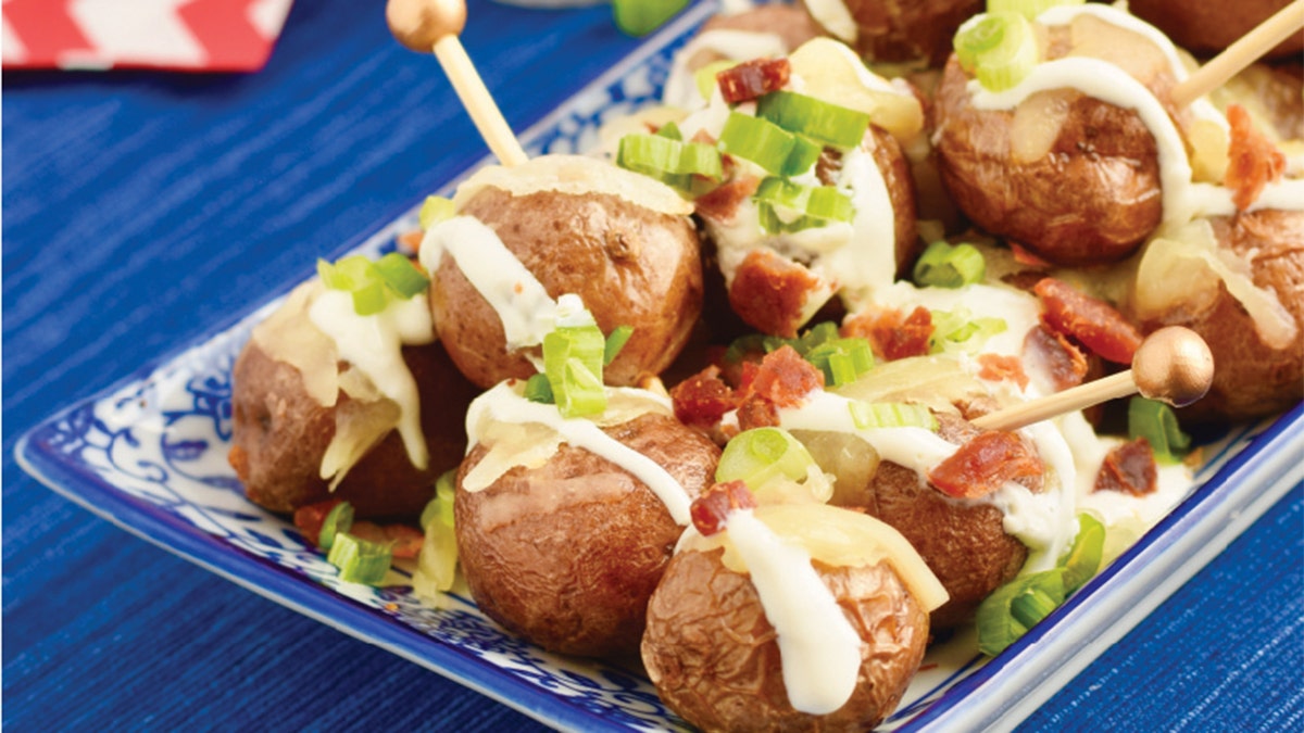 This no-fuss, baked potato pops recipe packs a serious flavor punch. (HOOD.com)