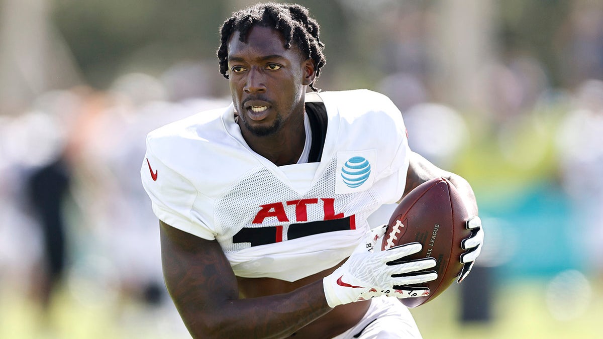 MIAMI GARDENS, FLORIDA - AUGUST 19: Calvin Ridley #18 of the Atlanta Falcons runs with the ball during joint practice with the Miami Dolphins at Baptist Health Training Complex on August 19, 2021 in Miami Gardens, Florida.