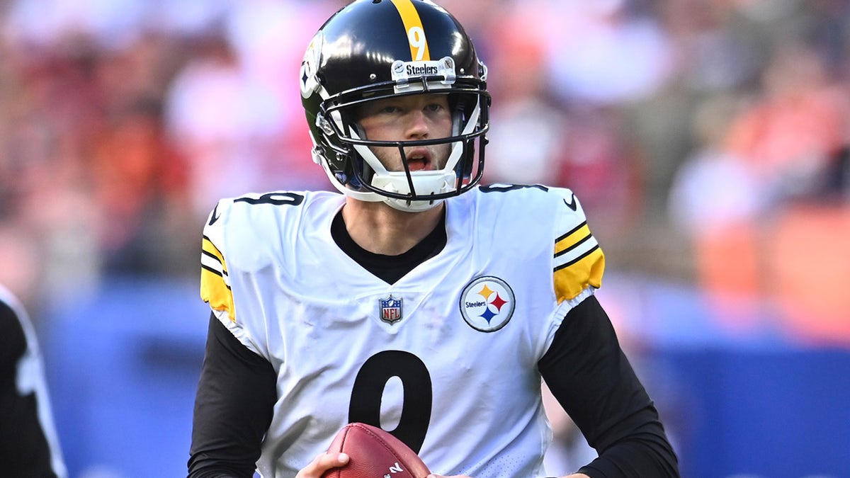 Pittsburgh Steelers kicker Chris Boswell looks to throw a pass on a fake field goal attempt during the first half against the Cleveland Browns at FirstEnergy Stadium.