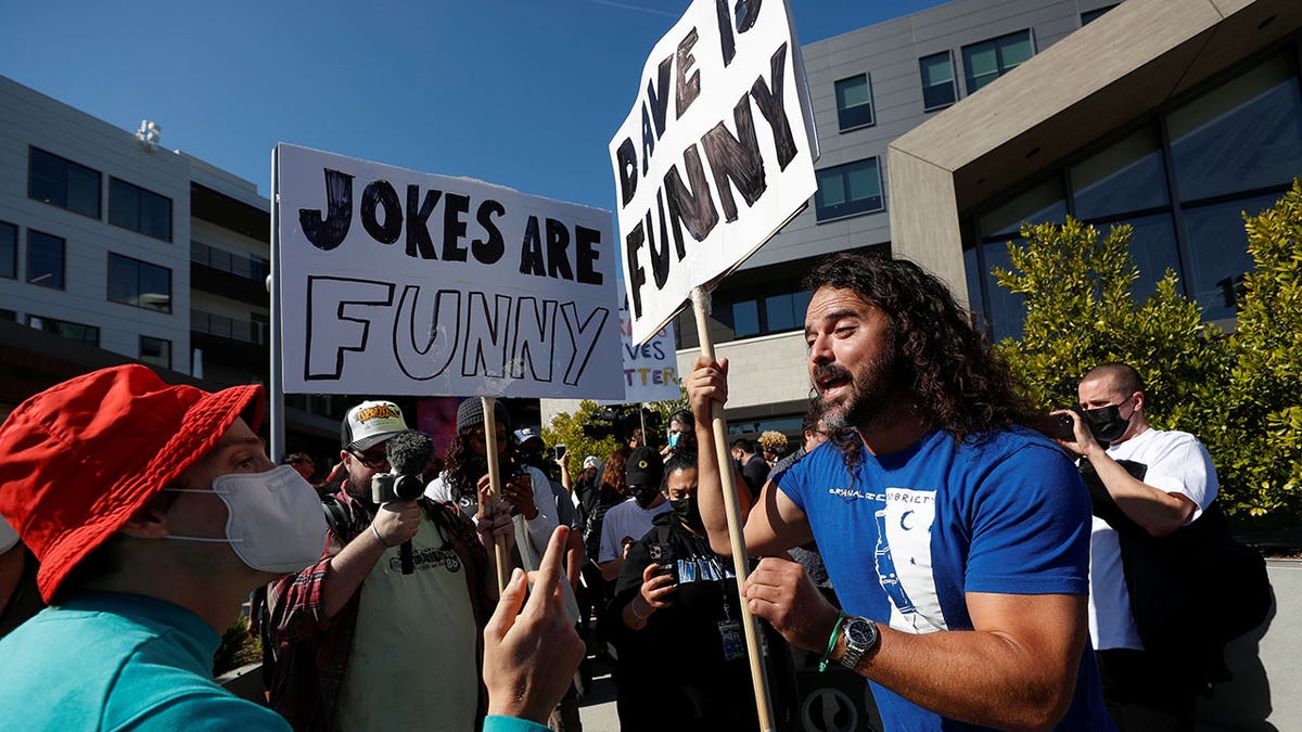 DAVE-CHAPPELLE---NETFLIX-PROTEST---LOS-ANGELES