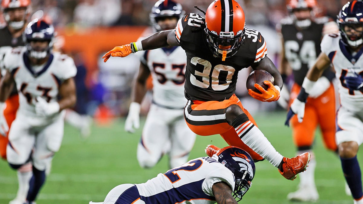 Browns' D'Ernest Johnson fulfills NFL dream in breakout performance, LeBron  James takes notice