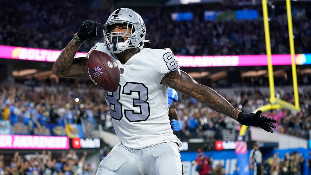 Darren Waller celebrates touchdown