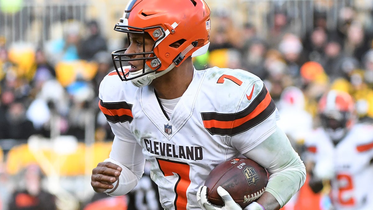 Quarterback DeShone Kizer #7 of the Cleveland Browns carries the ball downfield in the third quarter on Dec. 31, 2017, against the Pittsburgh Steelers at Heinz Field in Pittsburgh, Pennsylvania. Pittsburgh won 28-24.