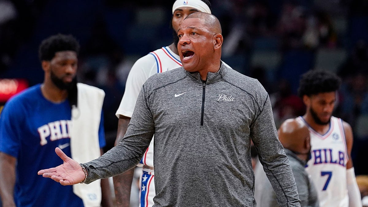 Doc Rivers talks to referees