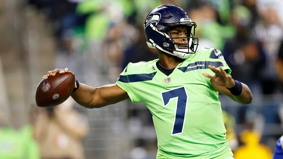 Geno Smith throws