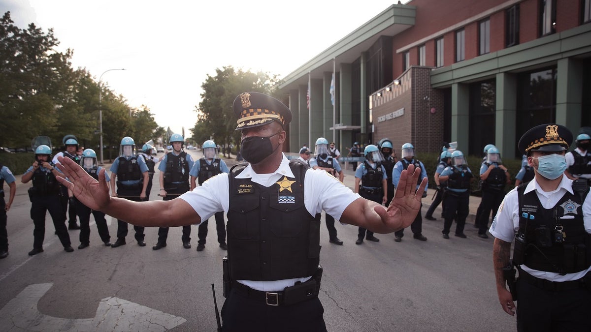 Chicago police officer trying to de-escalate tensions