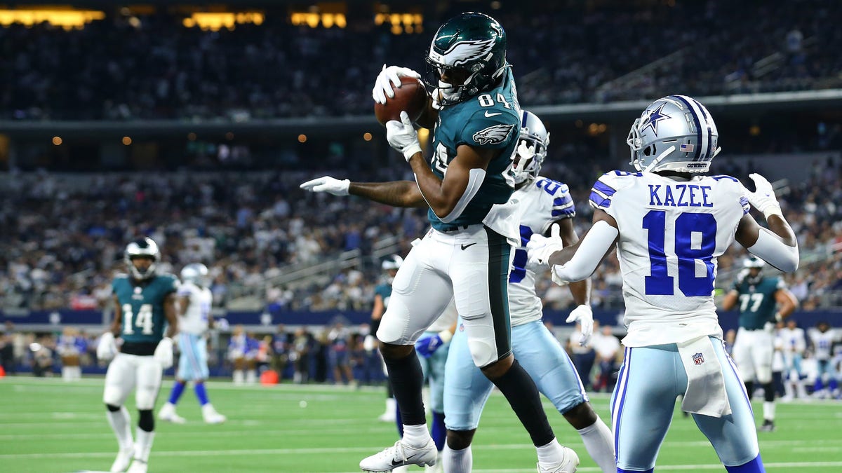 ARLINGTON, TEXAS - SEPTEMBER 27: Greg Ward #84 of the Philadelphia Eagles makes a fourth quarter touchdown catch between Damontae Kazee #18 and Jourdan Lewis #26 of the Dallas Cowboys at AT&amp;amp;T Stadium on September 27, 2021 in Arlington, Texas. (Photo by Richard Rodriguez/Getty Images)